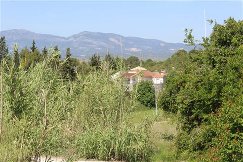 La casa desde los alrededores con Sierra al fondo