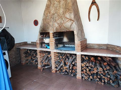 Interior barbacoa con chimenea de leña