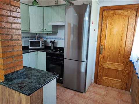 Cocina con nevera, microondas y horno