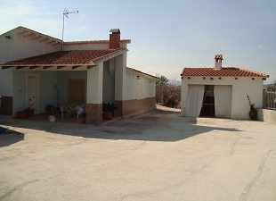 Explanada en Casa Rural Paraje la Venta Pliego - Murcia con vistas a la casa y barbacoa