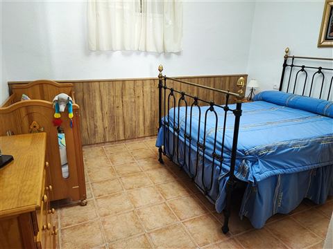 Habitación 2 con cuna de bebé