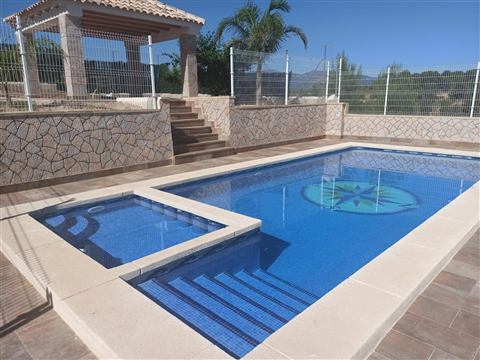 Piscina con zona de niños y pérgola