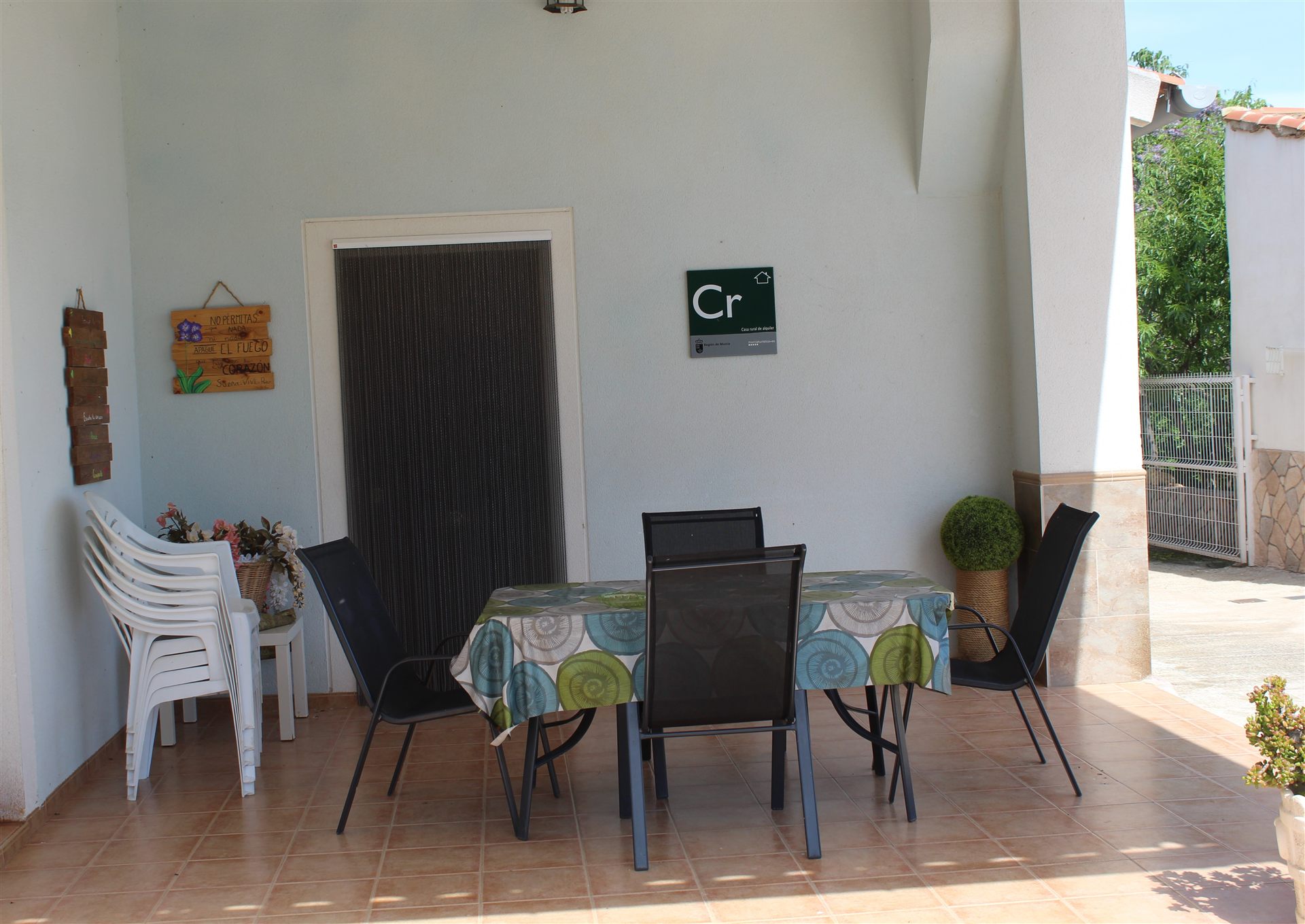 Porche cubierto y barbacoa exterior