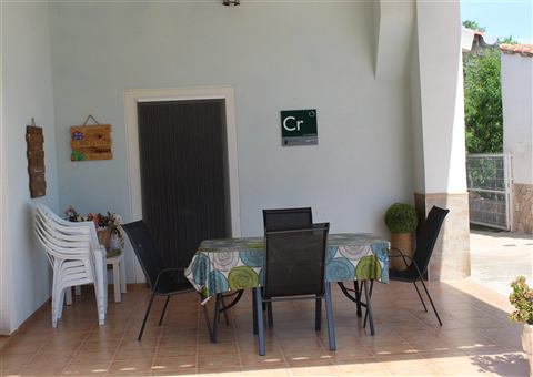 Porche cubierto y barbacoa exterior