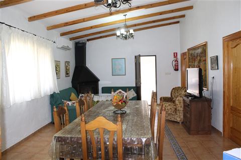 Salón comedor con chimenea y vigas de madera