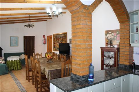 Salón y cocina con arco de ladrillo