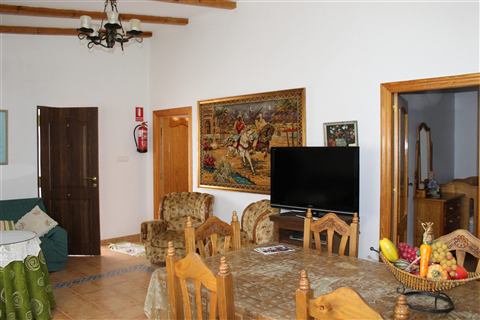 Salón amplio con tapiz y mesa comedor
