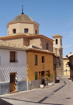 Calle del Agua con la cúpula de la iglesia de Santiago Apóstol