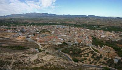 Vista panorámica del pueblo de Pliego con Sierra Espuña al fondo