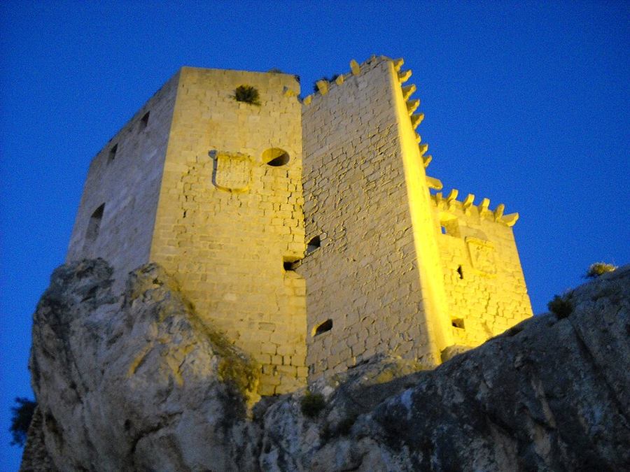 Castillo de los Vélez iluminado de noche, Mula (Murcia)